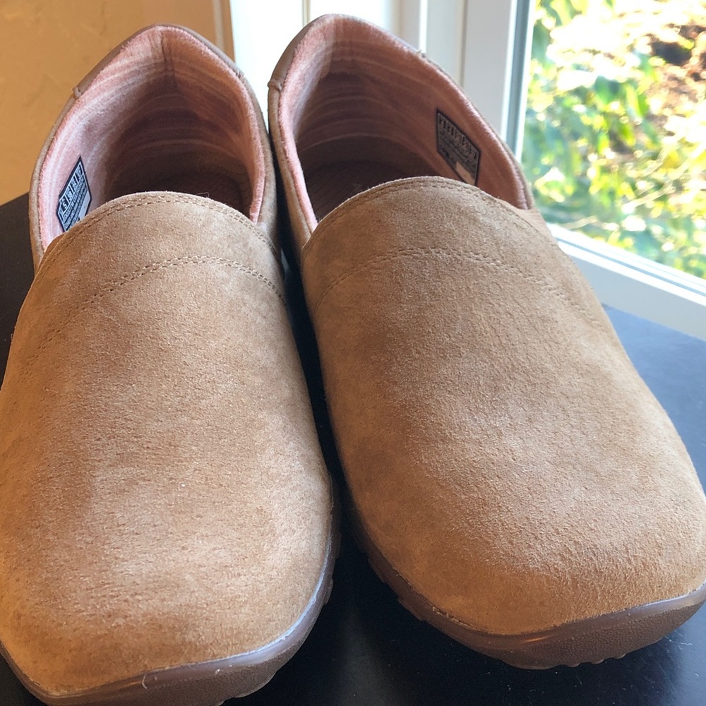Sketchers tan suede slip on shoes size 8